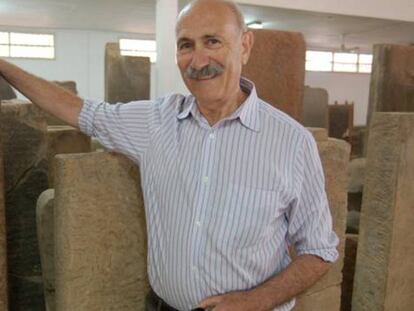 Amir Aczel posa junto a la piedra K-127.