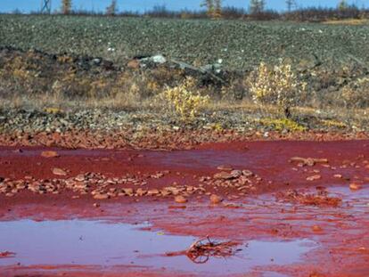 El río Daldykan contaminado, junto a la ciudad de Norilsk, en el norte de Siberia, Rusia.