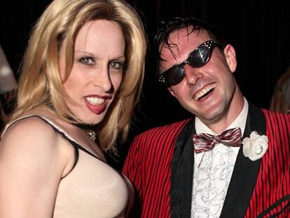 La actriz junto a su hermano David Arquette, en 2010.