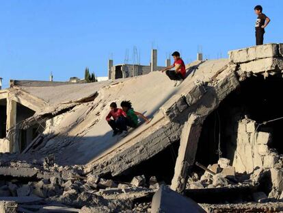 Niños sirios juegan en la ciudad de Daraa, al suroeste del país.