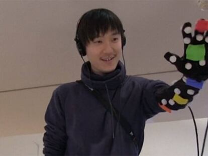 Un traje para ‘tocar’ objetos en la realidad virtual