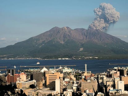 El volcán Sakurajima junto a la ciudad Kagosima.
