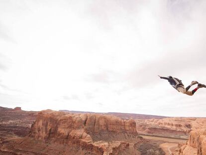 Mark Solper, saltador base profesional, en las montañas de Utah, Estados Unidos