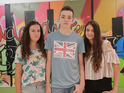 A. P. García, I. Martínez y T. Santiago, ante un mural en su instituto de la localidad gaditana de San Fernando.