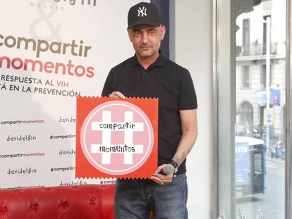 David Delfin con el logo de la campaña #compartirmomentos para la prevención de enfermedad des de transmisión sexual como el VIH/sida.