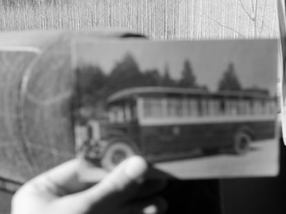 Reproducción de una postal antigua de un autobús intercomarcal. 