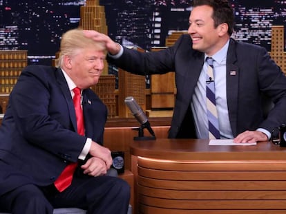 Donald Trump sometiéndose a la prueba de Jimmy Fallon.