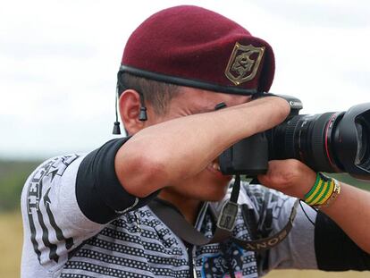 Roosevelt Jiménez, fotógrafo de las FARC, hace una fotografía.