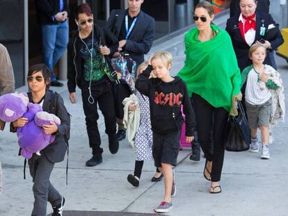 Angelina Jolie e Brad Pitt, com seus filhos.