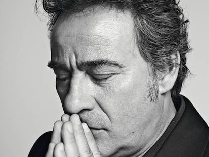 Eduard Fernández, reflexionando, posa en exclusiva para ICON.