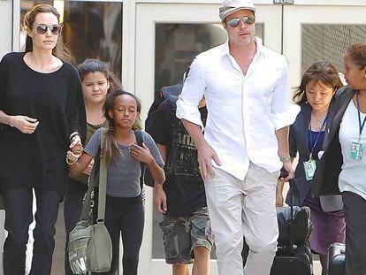 Angelina Jolie con Brad Pitt y algunos de sus hijos.