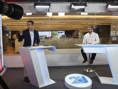 Carlos de Vega en el plató de la redacción de EL PAÍS.