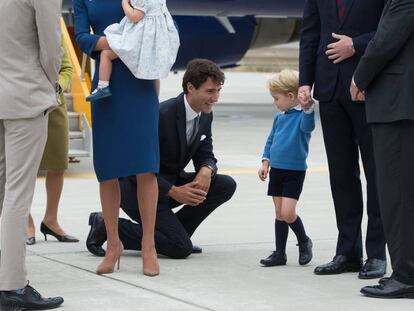 El primer ministro de Canadá, Justin Trudeau, trata de saludar al príncipe Jorge.