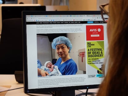 O doutor John Zhang, com o bebê recém nascido, em uma imagem de 'New Scientist'.