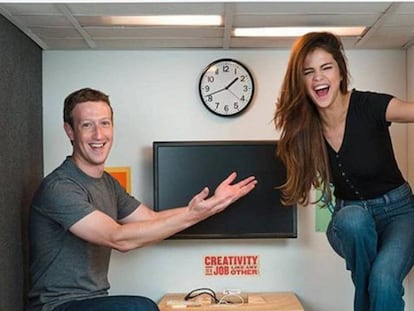 Selena Gomez con el creador de Facebook, Mark Zuckerberg, en la presentación de una iniciativa conjunta. Fue este 2016, antes de que la cantante se retirara.