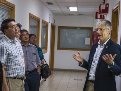 Romano Corradi, a la derecha, recibe a la delegación de astrónomos chinos en el GTC.