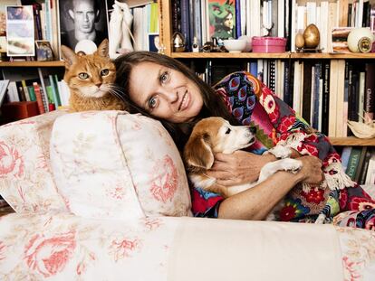 La artista, sobre un sofá del salón de
su casa en Madrid, con su perra Kika y su gato Panchito.