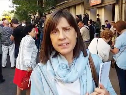 La corresponsal política de EL PAÍS, Anabel Díez, en Ferraz.