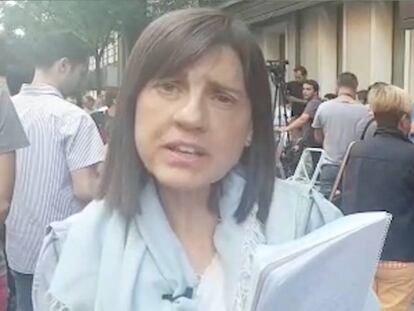 Anabel Díez, corresponsal política de EL PAÍS, ante la sede del PSOE en Ferraz.