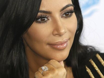 Homens armados levam joias avaliadas em 36 milhões de reais de Kim Kardashian em Paris