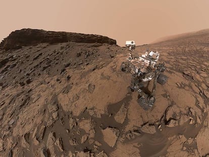 El robot de la NASA Curiosity se hace un selfie de 60 imágenes.