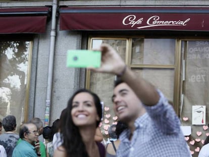 Una pareja ante el Café Comercial.