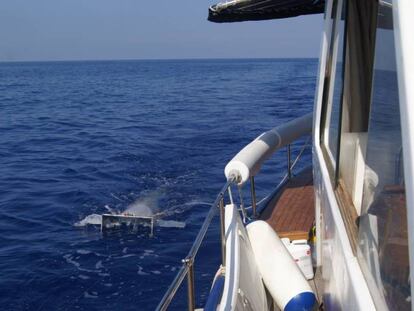 Toma de muestras de en la superficie del Mar Mediterráneo.