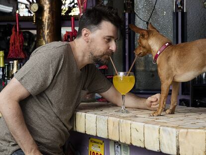 El director comparte una bebida con su perro 'Pedro'. 