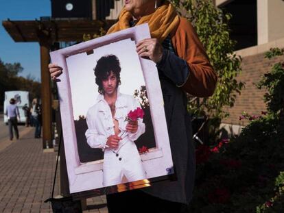 Una fan de Prince sujeta una foto de su ídolo.