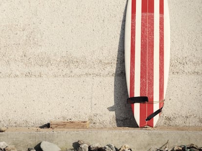 Vídeo: “Mi tabla de surf está hecha de tapones de vino que se bebió otro”