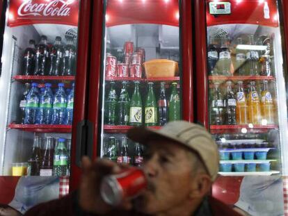 Homem toma refrigerante no México, país que já tem um imposto sobre bebidas açucaradas.