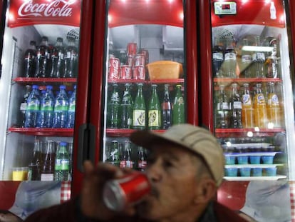 Un hombre bebe un refresco en México, país que ya tiene un impuesto sobre bebidas azucaradas.