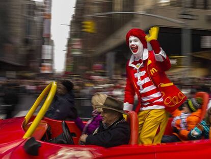 Ronald Mcdonald durante una cabalgata en Nueva York.