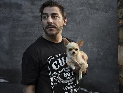 El menor de los hermanos Roca sostiene en su mano a su chihuahua Angruna.