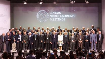 Reunião de prêmios Nobel em Lindau (Suíça) em 2015, com uma condessa na primeira fila.