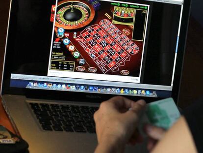Un jugador hace una apuesta en una página web de juego.