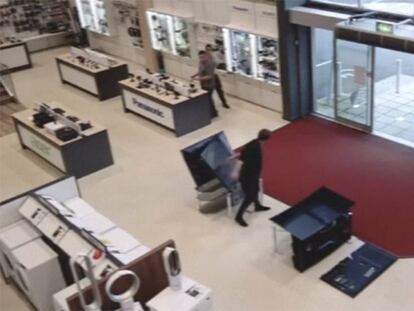 La cámara de seguridad del establecimiento graba el accidente de un cliente, que tira cuatro televisiones.