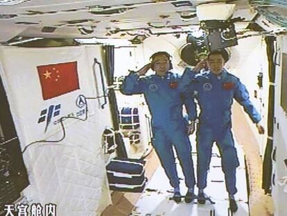 Los astronautas chinos saludan desde el laboratorio espacial Tiangong-2.