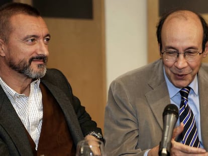 Arturo Pérez-Reverte junto a Francisco Rico, en 2005.