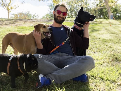 El actor y humorista malagueño
suele ir a caminar con sus tres
perros al parque de Enrique Tierno Galván, cerca de su casa de Madrid.