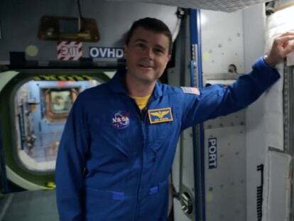 El astronauta Reid Wiseman junto a una cama en la Estación Espacial Internacional.