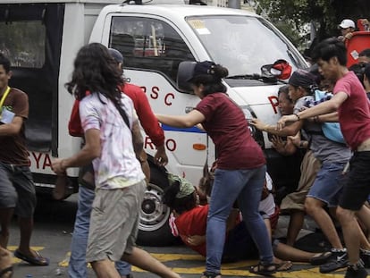 El furgón atropella a uno de los manifestantes filipinos ante la embajada de EE UU, en Manila (Filipinas).