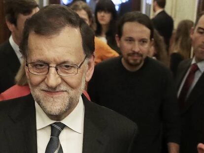 Mariano Rajoy en un pasillo del Congreso, el 26 de octubre. Detrás de él, Pablo Iglesias.