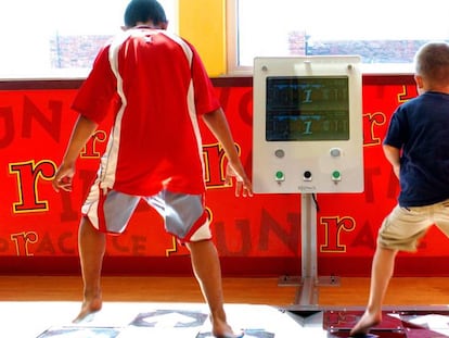 Dois meninos brincam dentro de um McDonald's em Oklahoma.