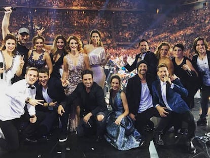 Los 16 protagonistas del primer Operación Triunfo se fotografían tras el concierto del Palau Saint Jordi.