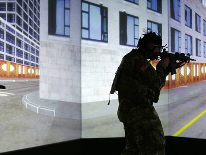 Un soldado entrena en un campo de realidad virtual.