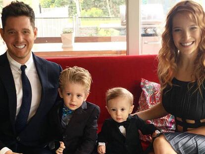 Michael Bublé con su mujer, Luisana Lupilato, y sus dos hijos.