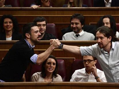 Ramón Espinar (izquierda) felicita a Pablo Iglesias por su discurso en la sesión de investidura de Rajoy.