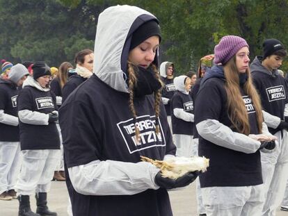 Los manifestantes con animales muertos en sus brazos, en Viena, este sábado.