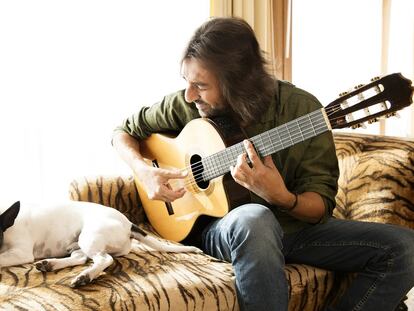 El cantante del grupo Ketama toca la guitarra con su perro Kiro en
el salón de su casa de Madrid.